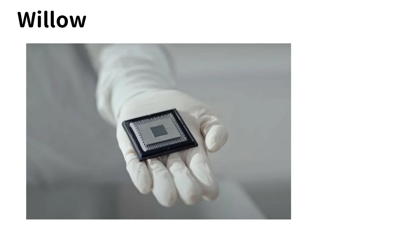 Googleの量子チップWillowを手のひらサイズで持っている写真