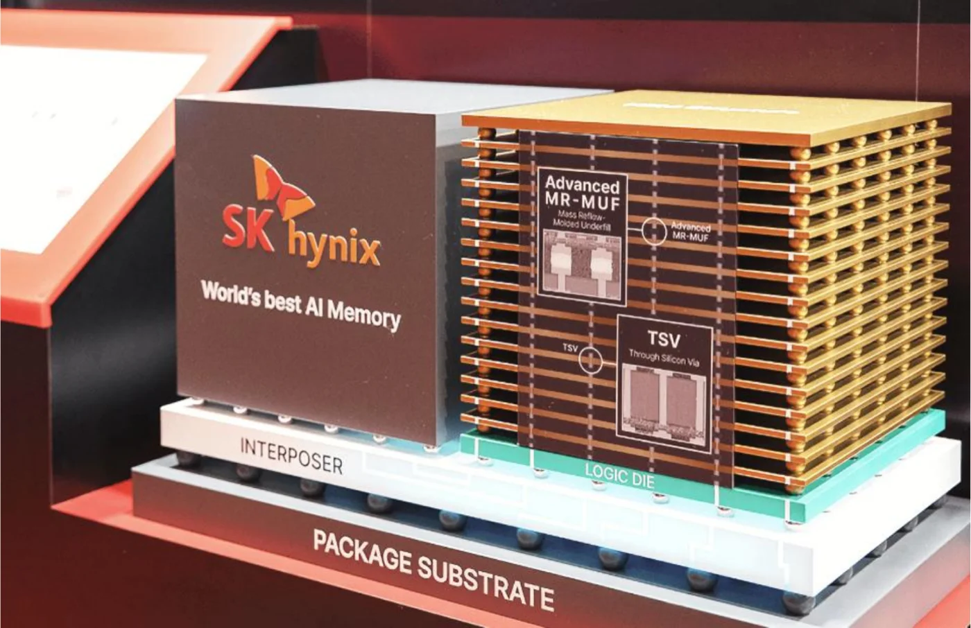 SK hynixのHBM4の展示写真。パッケージ基板の上にDRAMチップを多層に積み重ねたHBMの断面模型